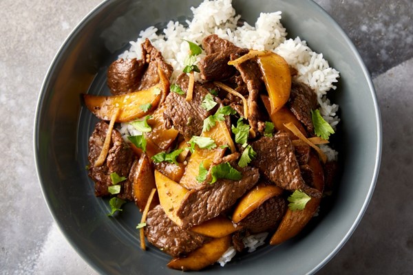 Stir-fried beef with mango and cilantro