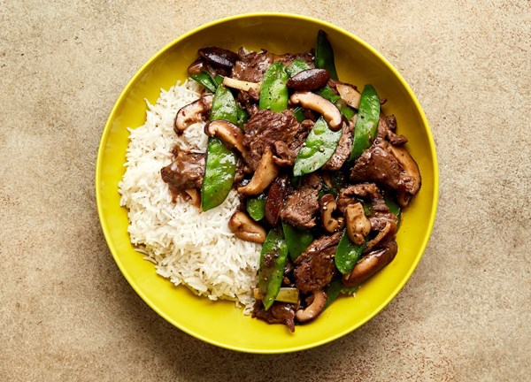 Stir-fried beef with mushrooms and snow peas