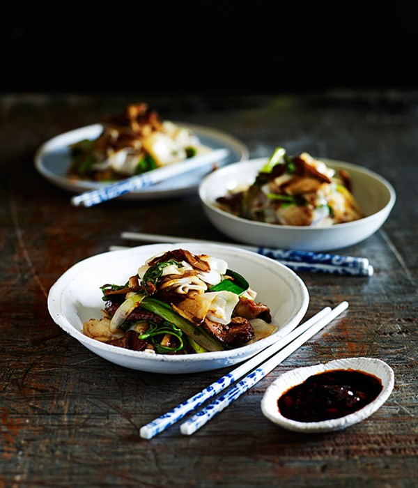 Stir-fried beef with rice noodles and mushrooms