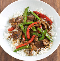 Stir-fried beef with snap peas and red pepper