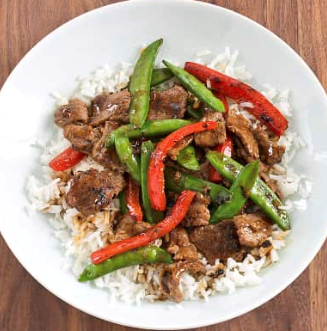 Stir-fried beef with snap peas and red pepper