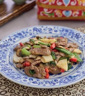 Stir-fried beef with snow peas and red bell pepper