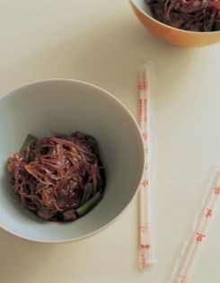Stir-fried beef with spring onions
