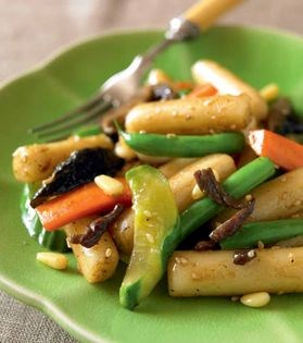 Stir-fried beef with vegetables (Goongjoong tteokbokki)