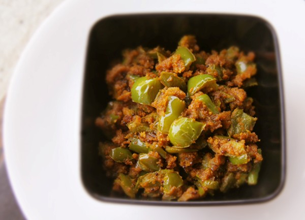 Stir-fried bell pepper and chickpea flour stir-fry (Capsicum besan sabji)