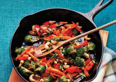 Stir-fried broccoli with bell peppers and cashews