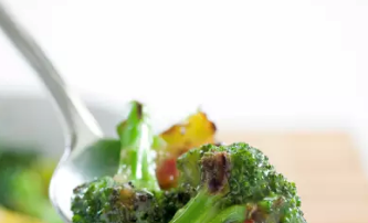 Stir-fried broccoli with chili-garlic sauce
