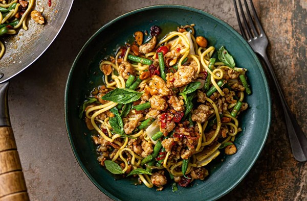 Stir-fried chicken & Chinese leaf with lentil noodles
