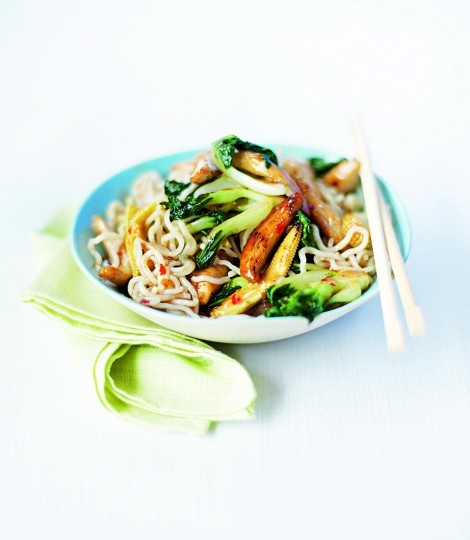 Stir-fried chicken and noodles in plum sauce