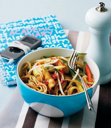 Stir-fried chicken and vegetable noodles