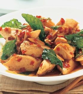 Stir-fried chicken with basil and chilli