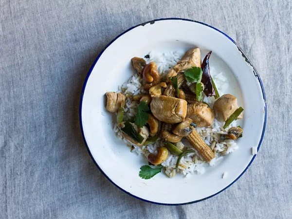 Stir-fried chicken with cashew nuts