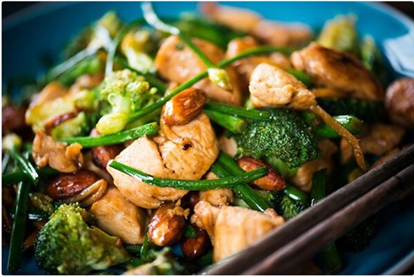 Stir-fried chicken with cashews