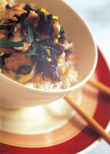 Stir-fried chicken with Chinese and button mushrooms