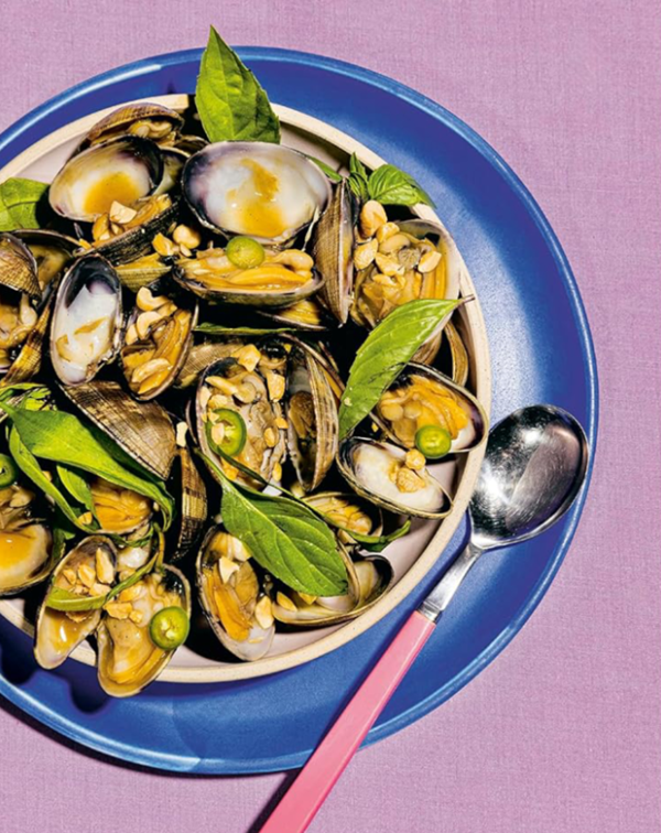 Stir-fried clams (Ngheu xao)