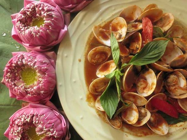 Stir-fried clams with Thai chili jam and basil