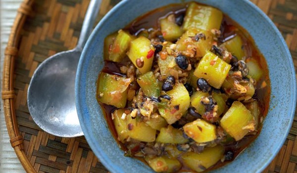 Stir-fried cucumbers with hot spices