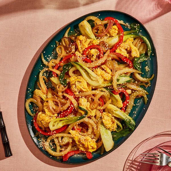 Stir-fried curry noodles with eggs and greens