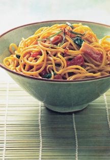 Stir-fried egg noodles with ham