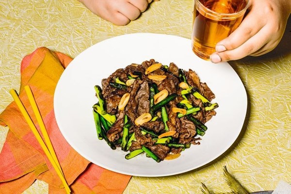 Stir-fried garlic shoots with beef 