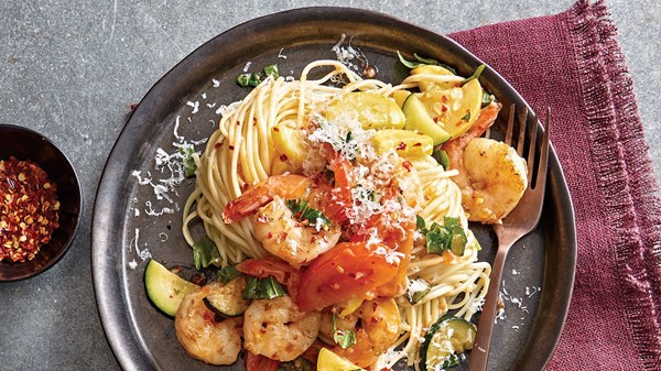 Stir-fried garlic shrimp with tomatoes and basil