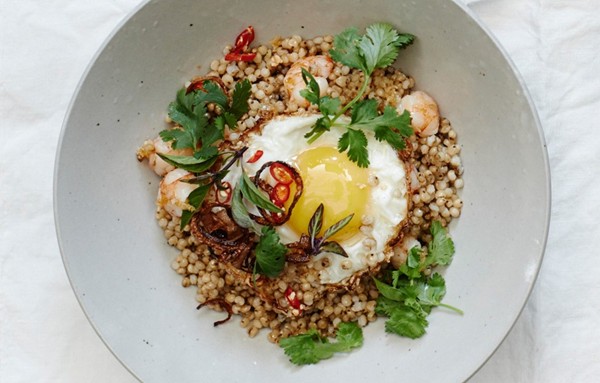 Stir-fried grains with shrimp and eggs