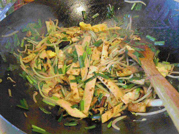 Stir-fried grilled breads (Chǎobĭng / 炒餅)
