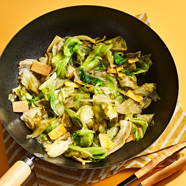 Stir-fried iceberg lettuce