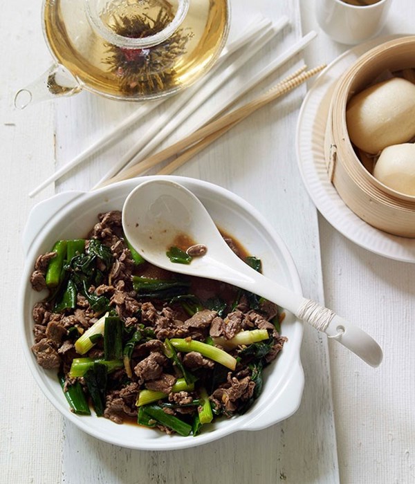 Stir-fried lamb with spring onions and steamed buns