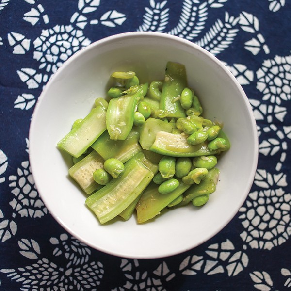 Stir-fried loofah with soybeans (Chao sigua)