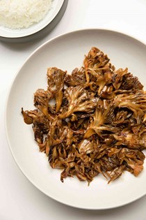 Stir-fried maitake mushrooms with garlic and chile oil 