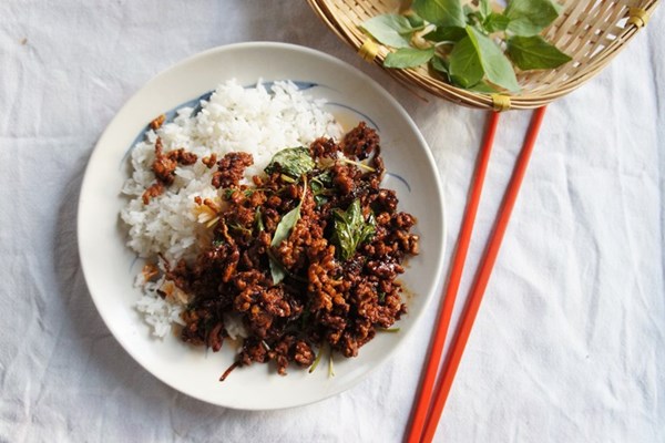 Stir-fried minced pork with Thai basil and chilli oil