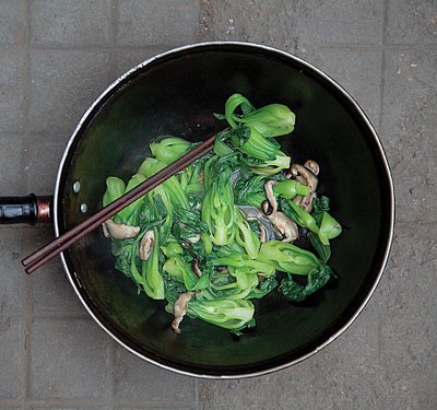 Stir-fried mushrooms and bok choy (Donggu pei shucai)