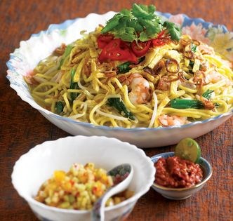 Stir-fried noodles in gravy with pork and prawns [shrimps] (Nonya Hokkien noodles)