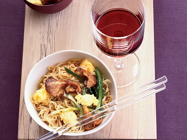 Stir-fried noodles with chanterelles 