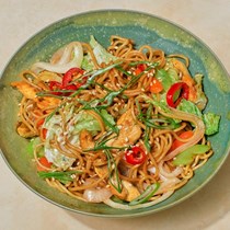 Stir-fried noodles with chicken
