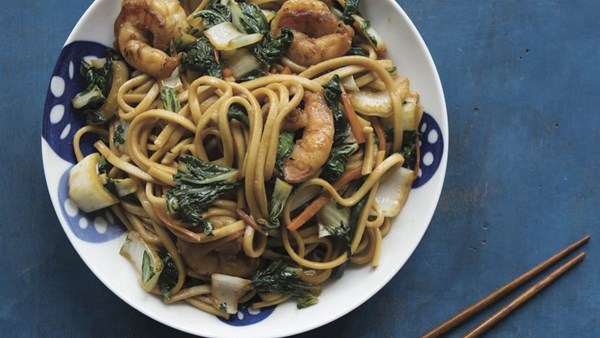 Stir-fried noodles with shrimp and vegetables