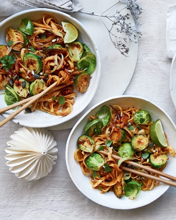 Stir-fried noodles with sticky peanut and soy sprouts