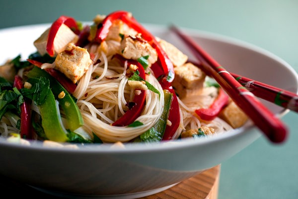 Stir-fried noodles with tofu and peppers