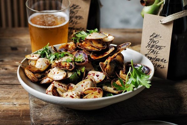 Stir-fried pipis with chilli sauce