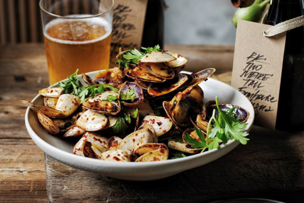 Stir-fried pipis with chilli sauce