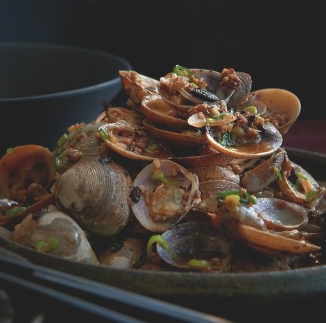 Stir-fried pork and clams with black beans