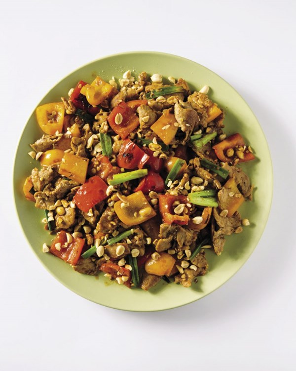 Stir-fried pork and sweet peppers with peanuts