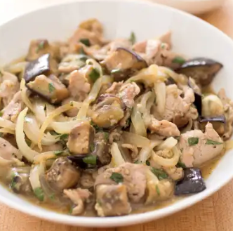 Stir-fried pork, eggplant, and onion with garlic and black pepper