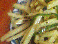 Stir-fried potato and green chili threads (Qīngjiāo chǎo tŭdòusī / 青椒炒土豆絲)