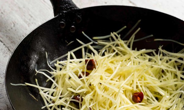 Stir-fried potato slivers with chilli and Sichuan pepper (Qiang tu dou si)