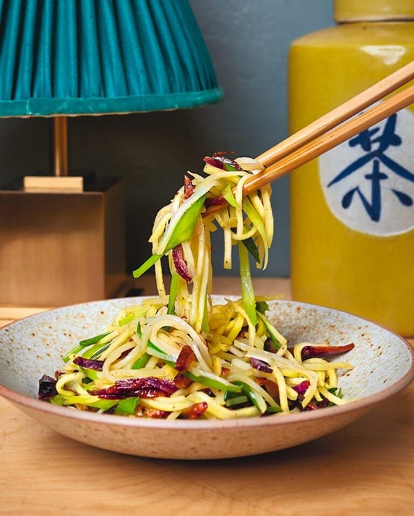 Stir-fried potato slivers with wind-dried bacon 