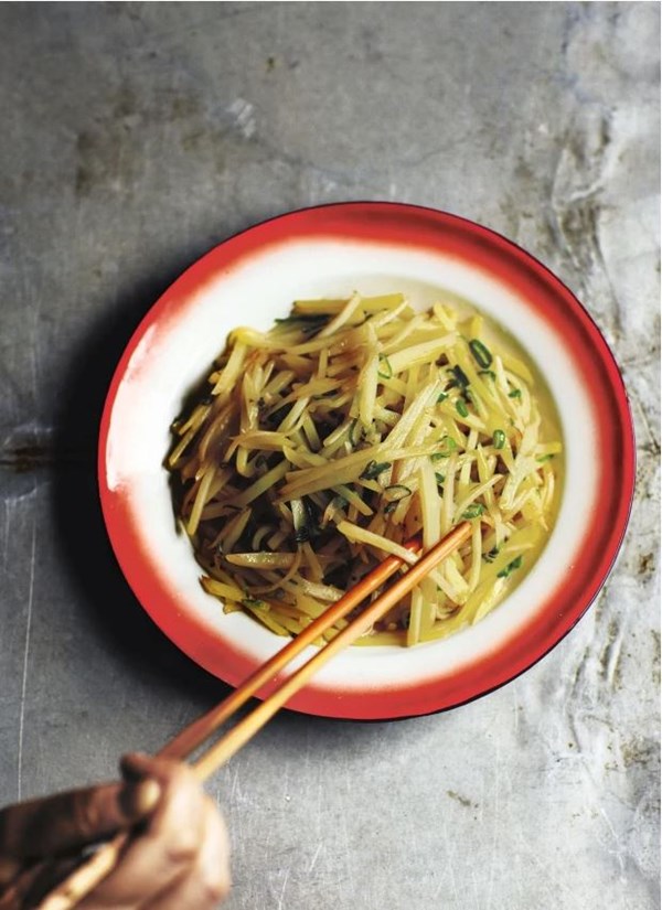 Stir-fried potato slivers with spring onions