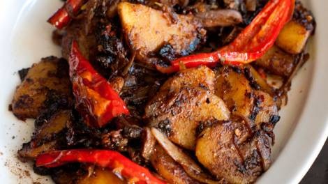 Stir-fried potato with chilli sauce and black beans