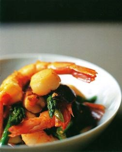 Stir-fried prawns and scallops with asparagus